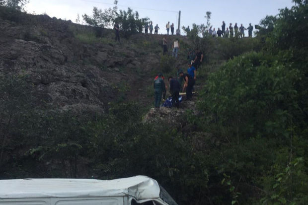 Ermənistanda avtomobil dərəyə yuvarlandı, hərbçilər öldülər